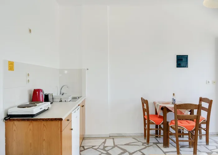 לינה וארוחת בוקר Ilios And Irene 10 4*