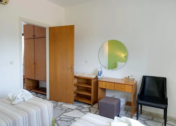 לינה וארוחת בוקר Ilios And Irene 10 4*